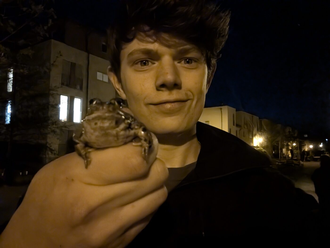 Jonas hält eine Kröte